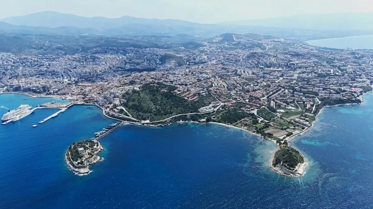 Kuşadası Yılancıburnu'nda Roma Dönemine Ait Mermer Kaide Gün Yüzüne Çıktı