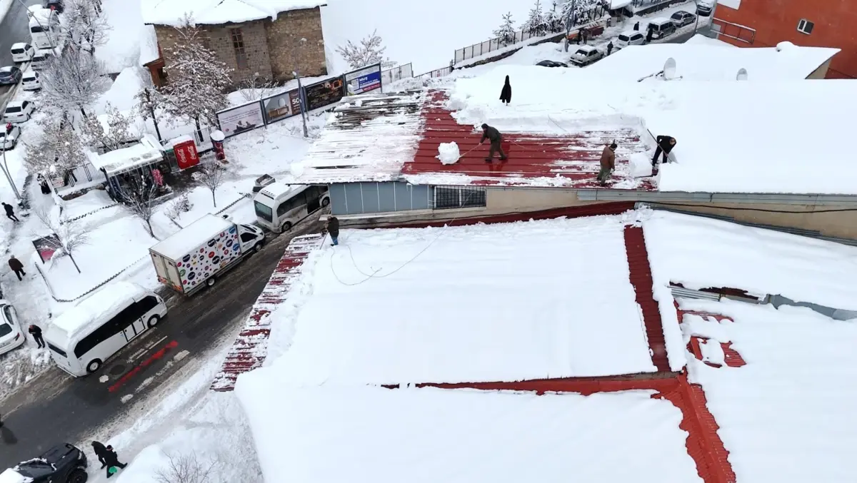 Muş'ta Kar Yağışı Sonrası Çatı Temizleyicileri Hayati Risk Altında