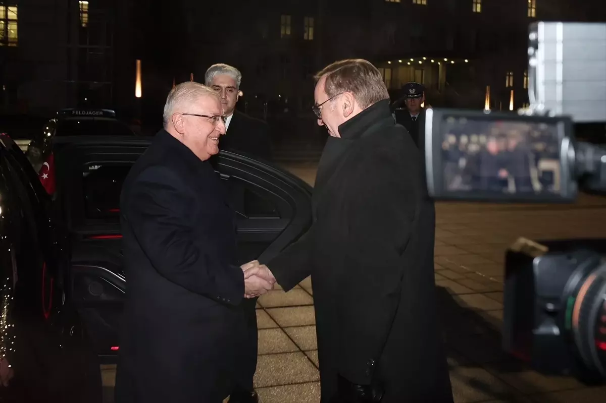 Türk Savunma Bakanı Yaşar Güler, Berlin'de Alman Savunma Bakanı Boris Pistorius ile Görüştü