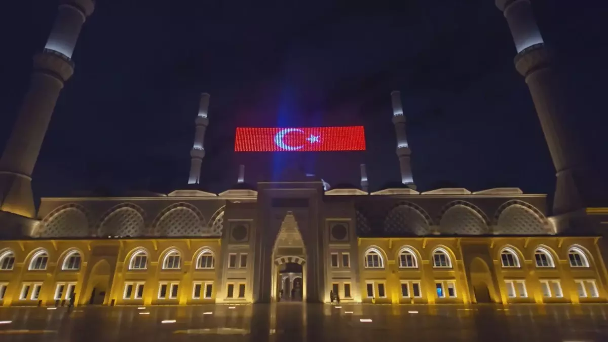 İstanbul’da Miraç Kandili Coşkusu: Sultanahmet ve Çamlıca Camileri Işıklandı