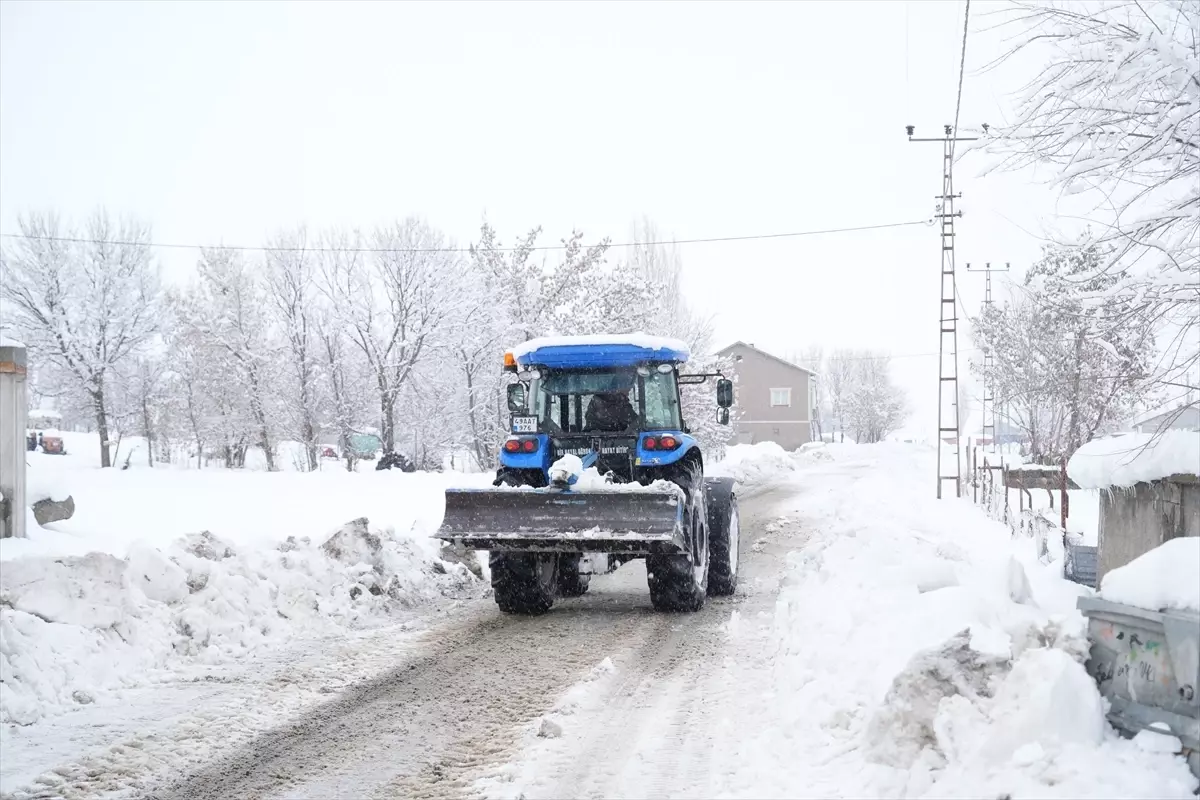 Muhtar Nasır Balkaya, Karla Mücadelede Traktörle Köy Yollarını Açıyor