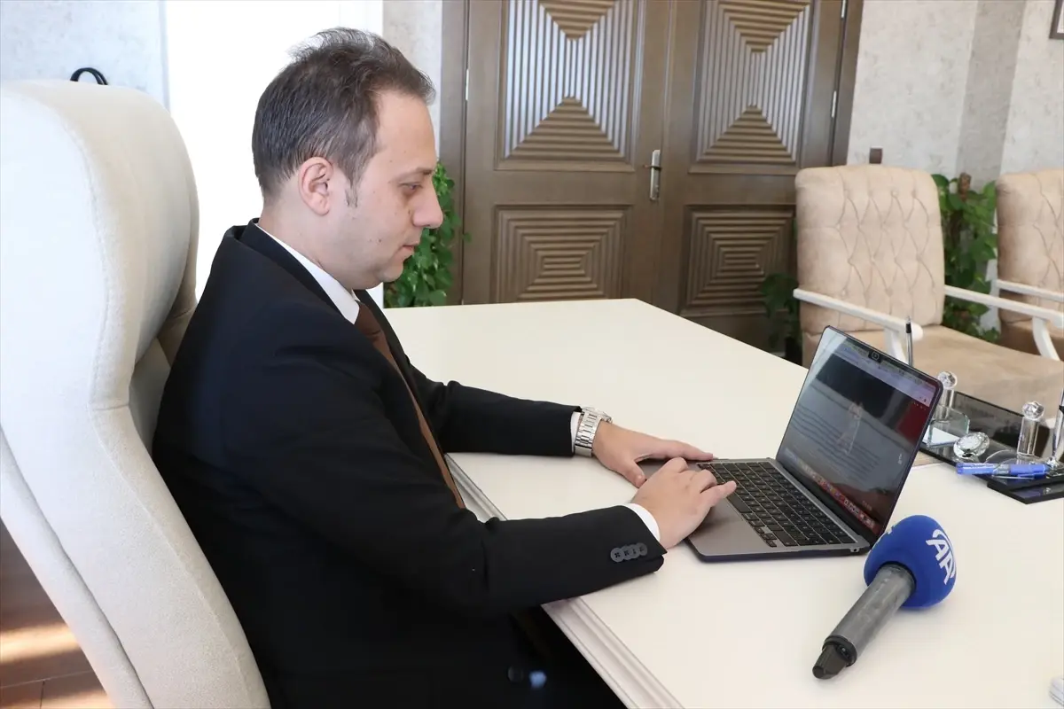 Kilis Kaymakamı Karanfil, AA’nın Yılın Kareleri Seçiminde Görüntü İncelemesi Yaptı