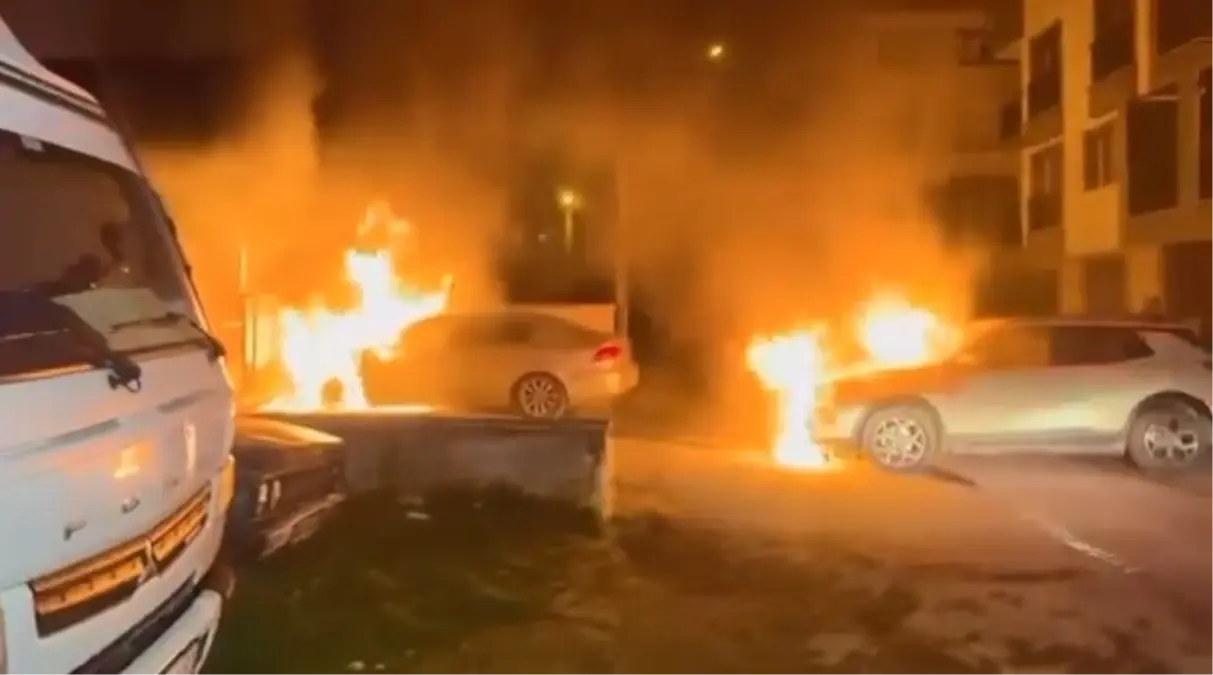 Darıca’da Park Halindeki Araçlarda Aniden Çıkan Yangın Söndürüldü