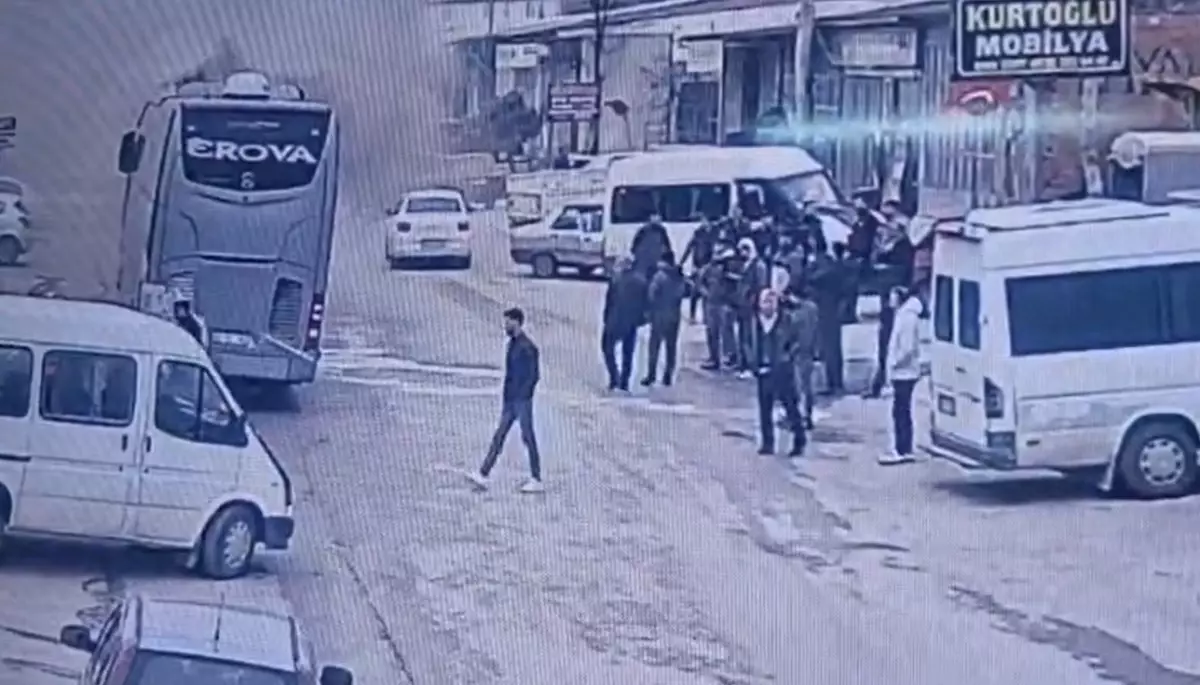 Erbaa Sanayi Sitesinde Park Halindeki Otobüs Yangını: 1 Araç Tamamen Yok Oldu