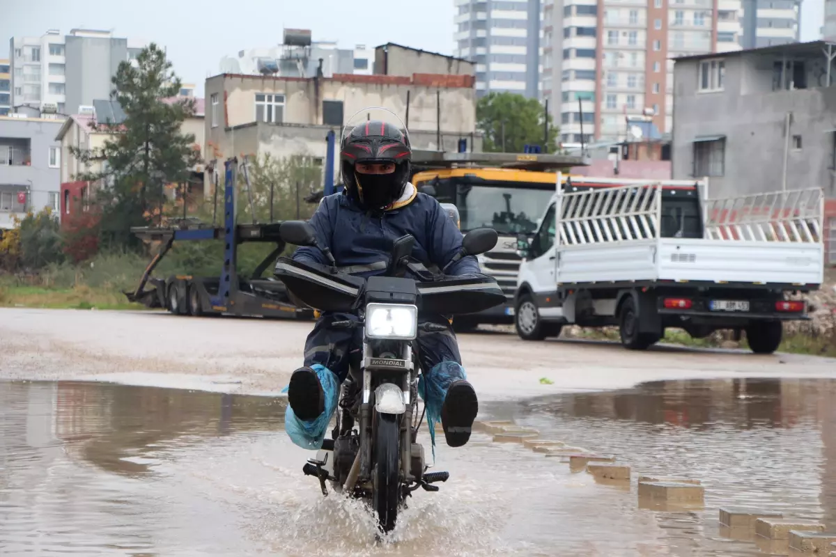 Adana’da Yağmur Suyu Birikintileri Vatandaşları Endişelendiriyor