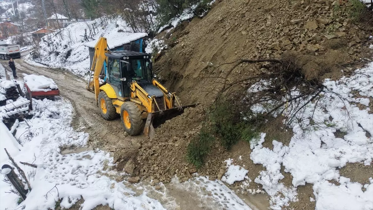 Türkeli’de Kar Yağışı Sonrası Kapanan Köy Yolu Yeniden Açıldı