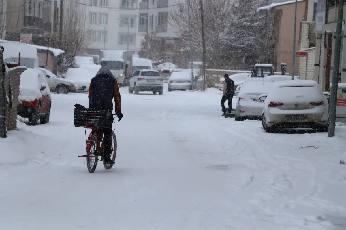 Van’da Şiddetli Kar Yağışı 363 Köyün Yolunu Kapattı
