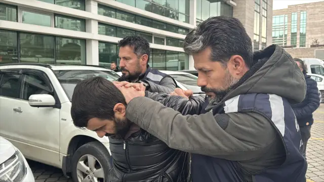 Olay yerinde toplanan polis ekipleri