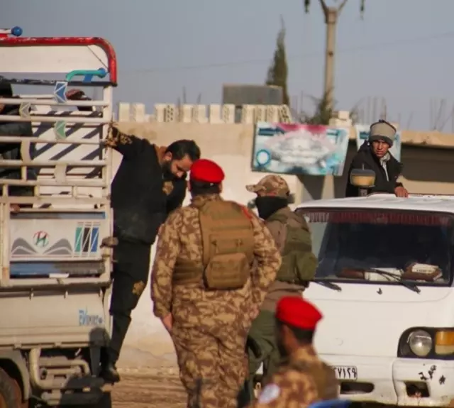 Kalabalık sivil grubu koridor girişinde bekliyor