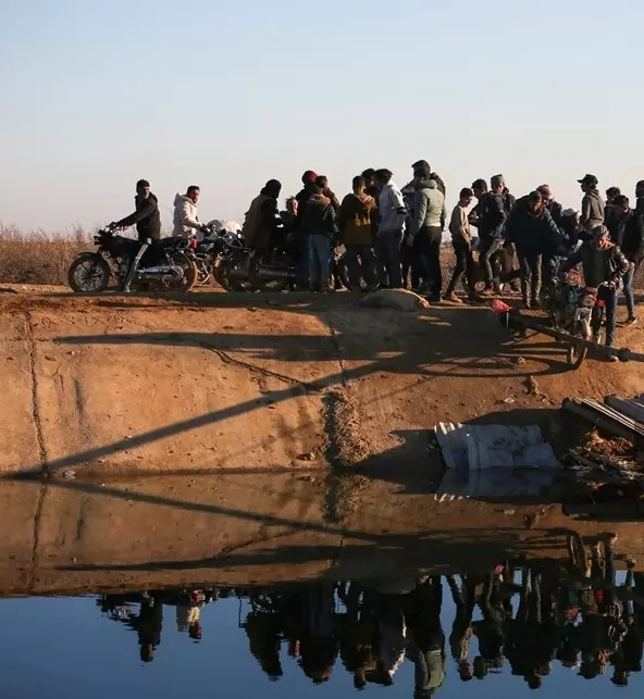 Tahliye sürecinde askerler ve yardım ekipleri