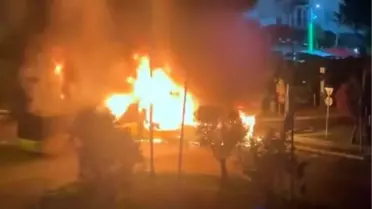 İtfaiye ekiplerinin yangını söndürme çalışması