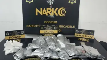 Operasyonda ele geçirilen uyuşturucu paketleri