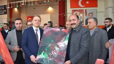 Kermeste satılan el işi ürünleri ve sergilenen resimler