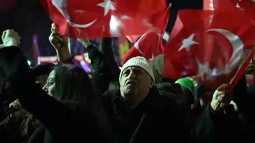 Özgür Özel, Beşiktaş'ta İBB Yolsuzluk Soruşturmasını Eleştirerek Seçim Çağrısı Yaptı