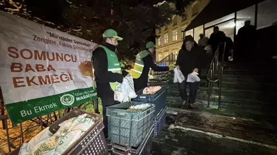 Sebil ekmeği dağıtımı