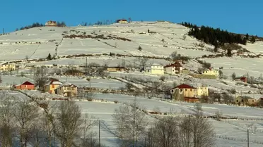 Karla kaplı okul bahçesi