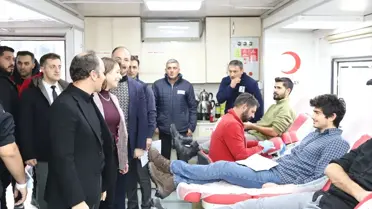 Kampanyaya katılan gönüllüler ve bağış noktası