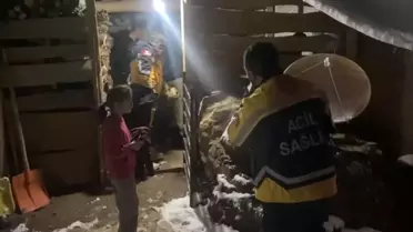 Karla kaplı yolda kurtarma çalışması