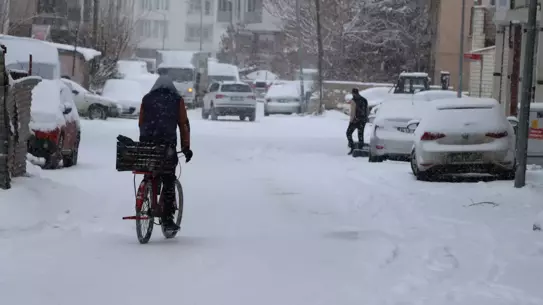 Van’da Şiddetli Kar Yağışı 363 Köyün Yolunu Kapattı