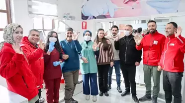 Van’da Kızılay ve Gönüllü Diş Hekimi, Engelli Çocuğa Umut Oldu