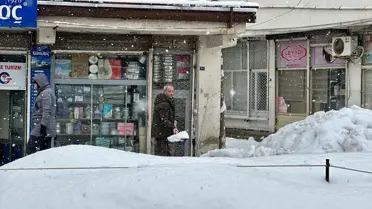 Temizlik ekipleri kar temizliğinde