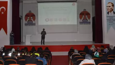 Seminer sırasında Yeşilay yetkilileri ve katılımcılar