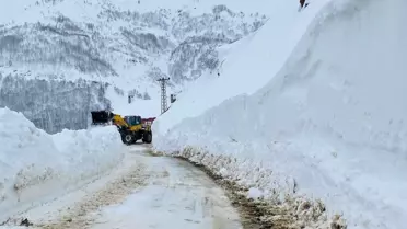 Sağlık ekipleri karla kapalı yolda çalışıyor