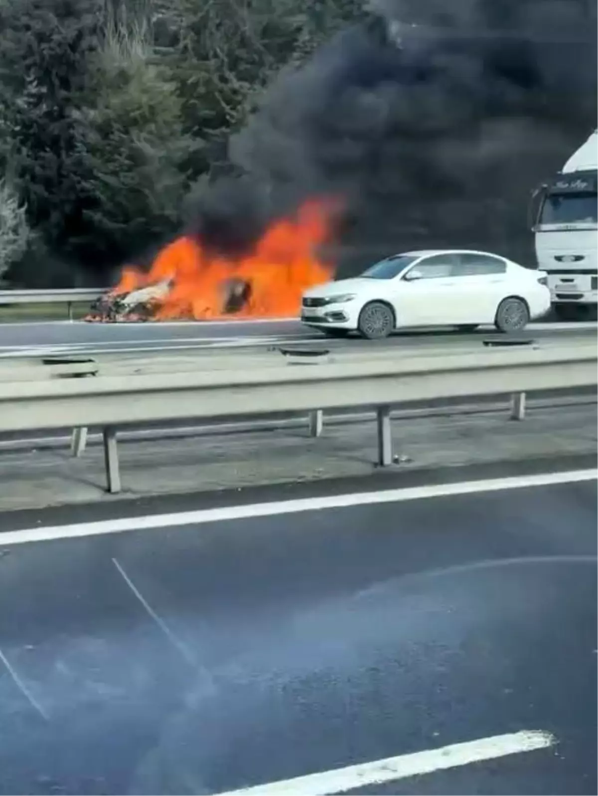 Avcılar’da Seyir Halindeki Araç Aniden Alev Aldı, İtfaiye Hızlı Müdahale Etti