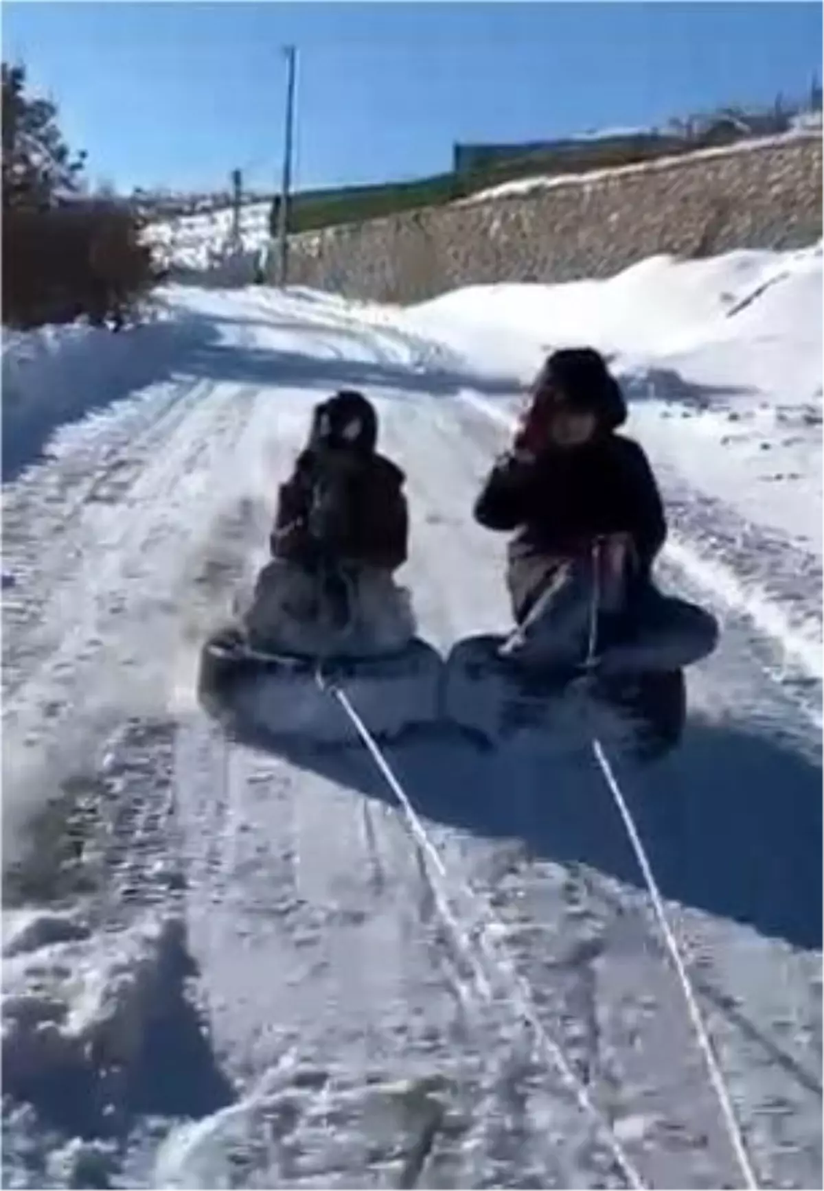 Elazığ’da Çocuklar Otomobil Lastiğiyle Karda Kayma Şöleni Yaşadı