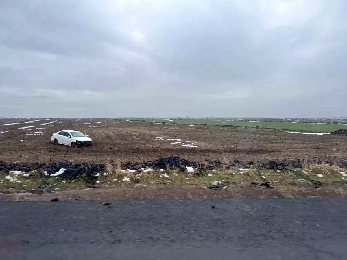 Diyarbakır Bağlar’da Otomobil Tarla İçine Düşerek Sürücüsünü Zarar Görmeden Kurtardı