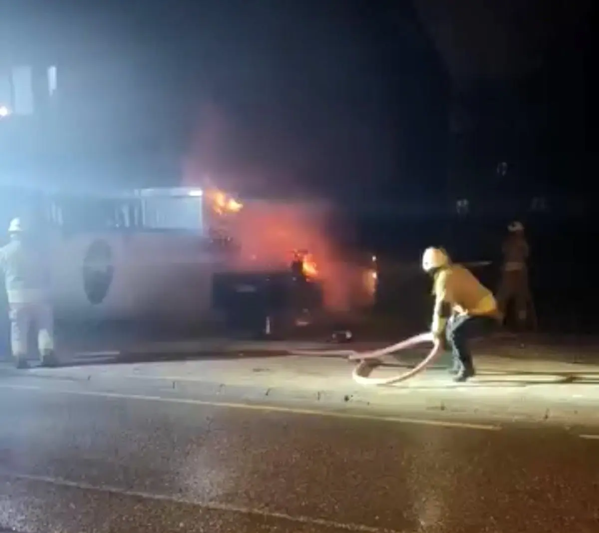 Düzce'de Park Halindeki Araç Aniden Alev Aldı, İtfaiye Hızla Söndürdü