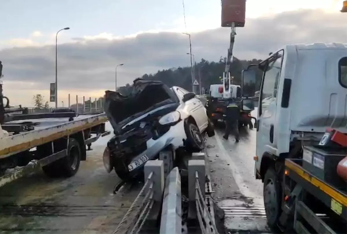 Sarıyer'de Araç Aydınlatma Direğine Çarptı: Sürücü Hastaneye Kaldırıldı