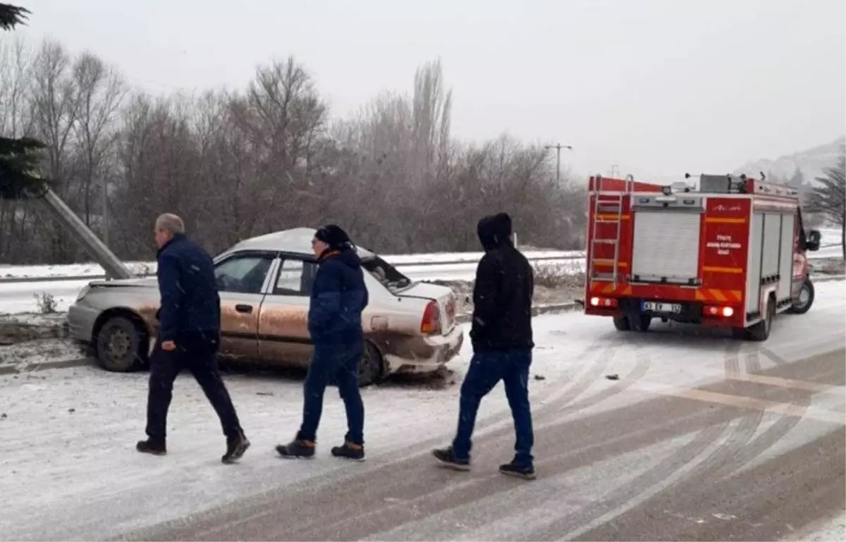 Tavşanlı’da Kontrolden Çıkan Araç Karşı Şeride Geçti: 3 Kişi Yaralandı