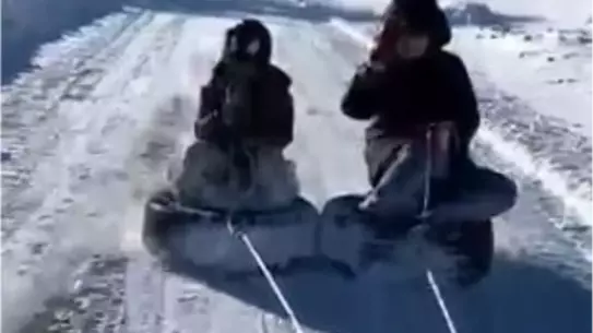 Elazığ’da Çocuklar Otomobil Lastiğiyle Karda Kayma Şöleni Yaşadı