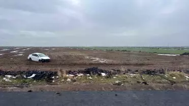 Otomobilin tarla içine çarptığı anın görüntüsü