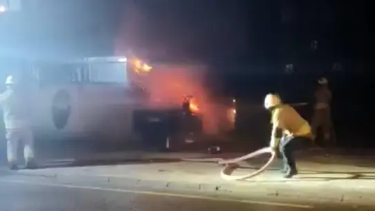 Düzce'de Park Halindeki Araç Aniden Alev Aldı, İtfaiye Hızla Söndürdü