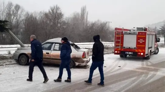 Tavşanlı’da Kontrolden Çıkan Araç Karşı Şeride Geçti: 3 Kişi Yaralandı