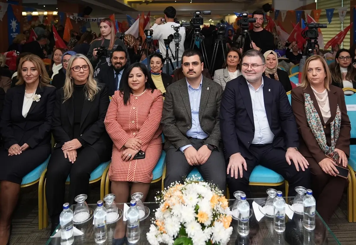 İzzetli Bir Ses: İzmir'de Kadınların Siyasete Katkısı Vurgulandı