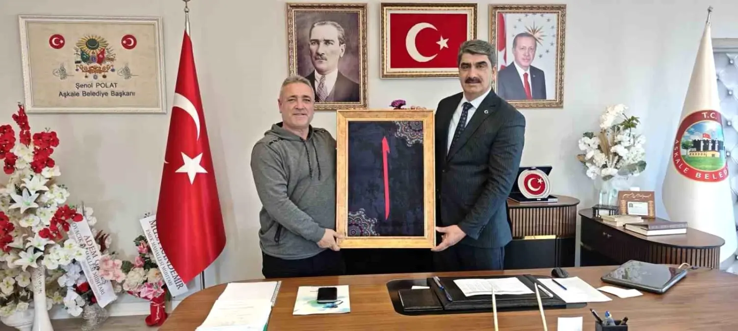 Aşkale Belediye Başkanı Şenol Polat'tan Gazetecilere Anlamlı Hediye