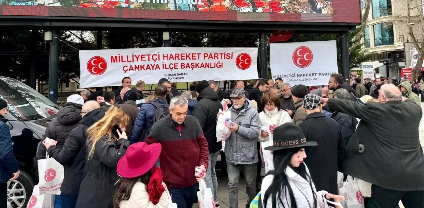 MHP Çankaya, Miraç Kandili'nde Sokağa Simit ve İçecek Dağıttı