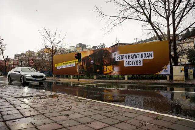 Faruk Acar mikrofonla konuşma