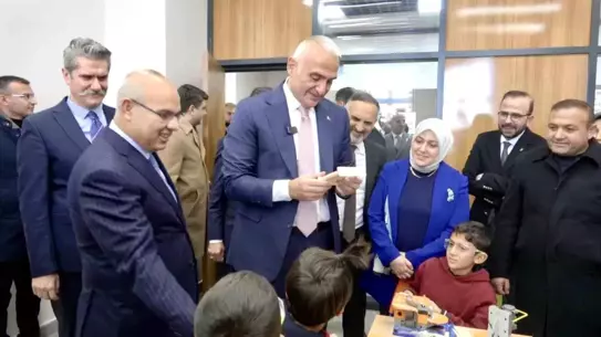 Bakan Ersoy kütüphane önünde