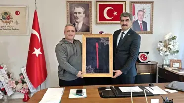 Başkan Polat'ın hediye verdiği an