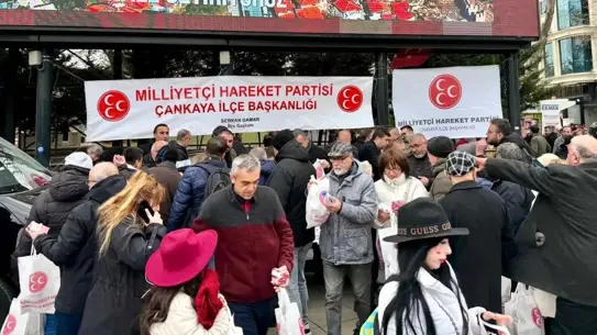 MHP Çankaya, Miraç Kandili'nde Sokağa Simit ve İçecek Dağıttı