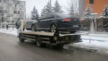 Haciz edilen araç Van’da polis ve icra memurları tarafından kontrol altında