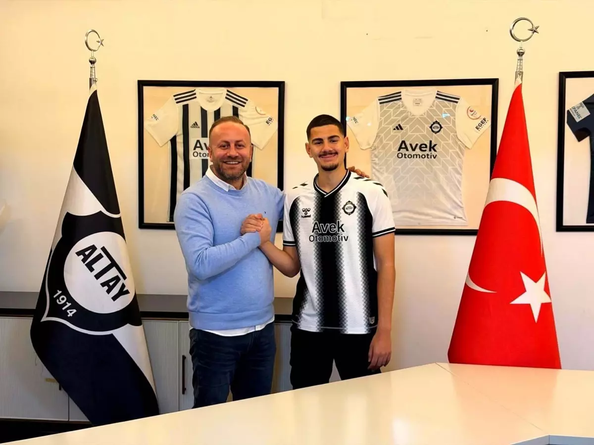 Altay’ın 18 Yaşındaki Stoperi Arif Yanarlı 5 Yıllık Profesyonel Sözleşme İmzaladı