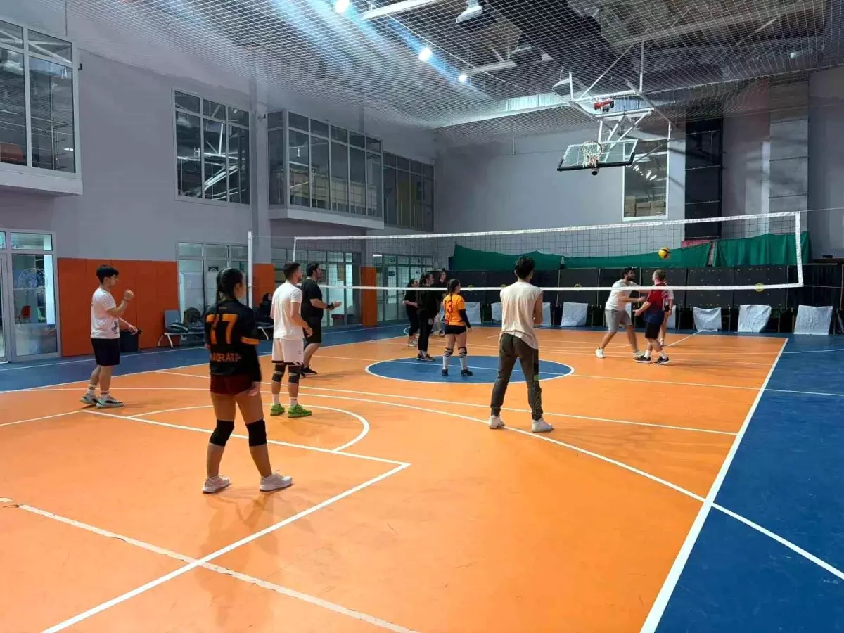 Düzce Gençlik Merkezi'nde Gençlerin Enerjisiyle Voleybol Coşkusu