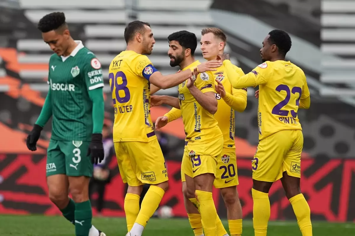 Eyüpspor, Umut Bozok'un Golleriyle Iğdır FK'yi 2-1 Mağlup Etti