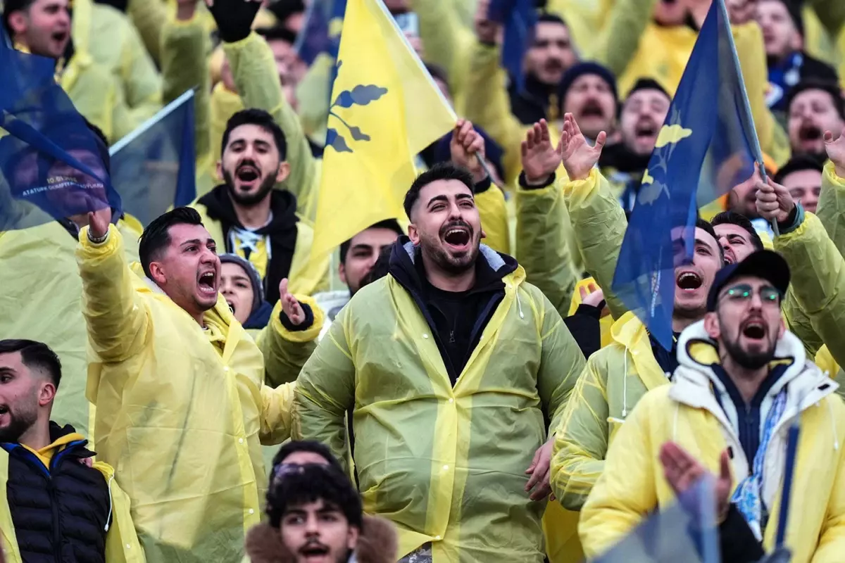 Fenerbahçe'nin Yağmurluk Satışları 2 Günde 37 Milyon TL'ye Ulaştı