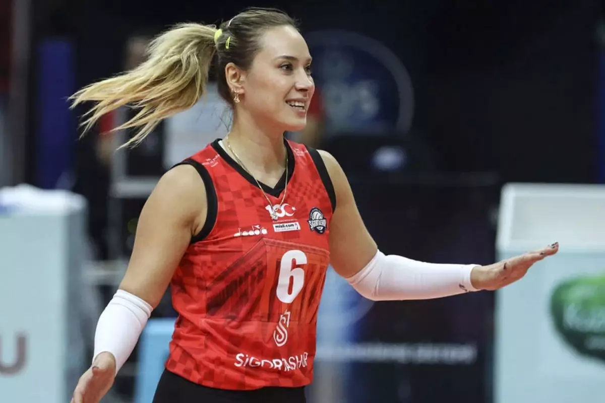 Eski Voleybolcu Derya Çayırgan Gözaltında: Operasyonun Detayları ve İddialar